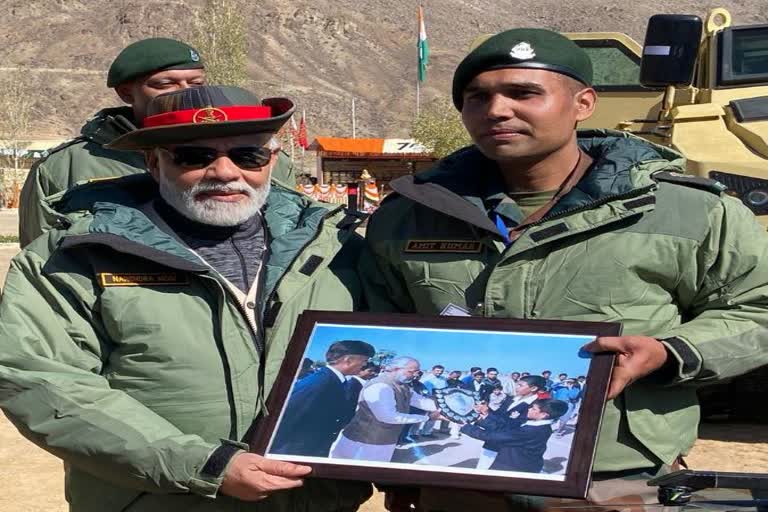 प्रधानमंत्री नरेंद्र मोदी ने सेना के एक अधिकारी से 21 साल बाद मुलाकात की