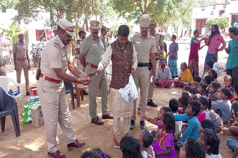 நரிக்குறவர் இன மக்களுடன் தீபாவளி கொண்டாடிய காவல் கண்காணிப்பாளர்