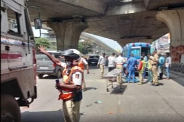 electronic city flyover Bengaluru  Bike rider dies  Bike rider fell from electronic city flyover  electronic city flyover Bengaluru bike accident  ഇലക്ട്രോണിക് സിറ്റി ഫ്ലൈ ഓവറിൽ ബൈക്ക് അപകടം  ബൈക്ക് യാത്രികന് ദാരുണാന്ത്യം  ബെംഗളൂരു ഇലക്ട്രോണിക് സിറ്റി  ബെംഗളൂരു ഇലക്ട്രോണിക് സിറ്റി അപകടം  ഇലക്‌ട്രോണിക് സിറ്റി  ബെംഗളൂരു ഹൊസൂർ ദേശീയപാത  അപകടം