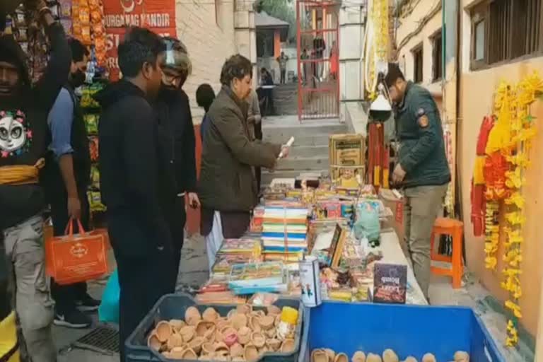 diwali-celebration-in-kashmir-people-busy-in-buying-sweets-and-firecrackers