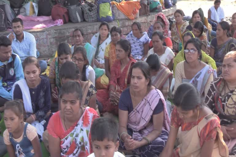 Panchayat teachers widows protest on Diwali