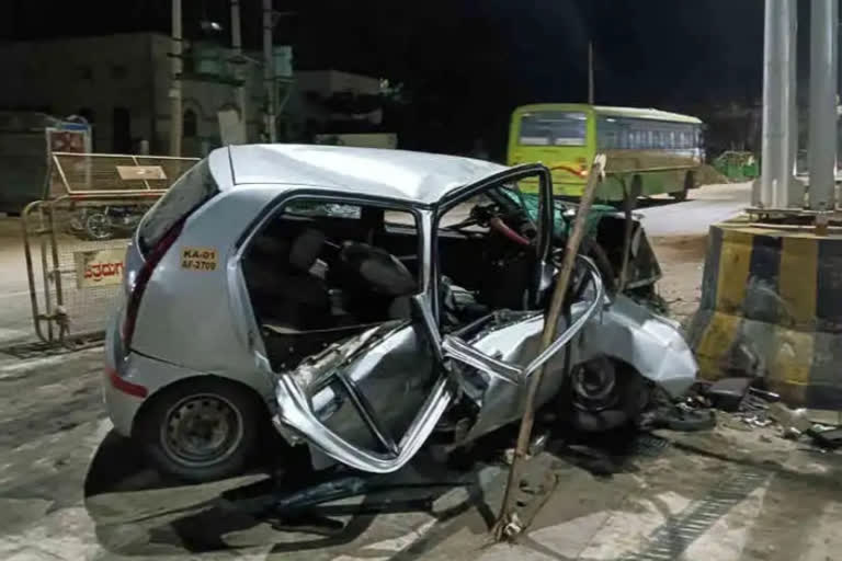 people killed in Terrible car accident  Terrible car accident in Chitradurga  Car hit to divider  ಚಿತ್ರದುರ್ಗದಲ್ಲಿ ಭೀಕರ ರಸ್ತೆ ಅಪಘಾತ  ದೀಪಾವಳಿ ಹಬ್ಬದಂದೇ ಪ್ರಾಣಬಿಟ್ಟ ಮೂವರು  ಮಧ್ಯರಾತ್ರಿ ಭೀಕರ ರಸ್ತೆ ಅಪಘಾತ  ಭೀಕರ ರಸ್ತೆ ಅಪಘಾತದಲ್ಲಿ ಮೂವರು ಸ್ಥಳದಲ್ಲಿಯೇ ಮೃತ  ಪ್ರವಾಸಿ ಮಂದಿರದ ಮುಂಭಾಗದ ರಸ್ತೆ ವಿಭಜಕಕ್ಕೆ ಡಿಕ್ಕಿ  ದೀಪಾವಳಿ ಹಬ್ಬದಂದೇ ಮೂವರು ಮೃತ  ಸಂಚಾರಿ ಪೊಲೀಸರು ಸ್ಥಳಕ್ಕೆ ಭೇಟಿ