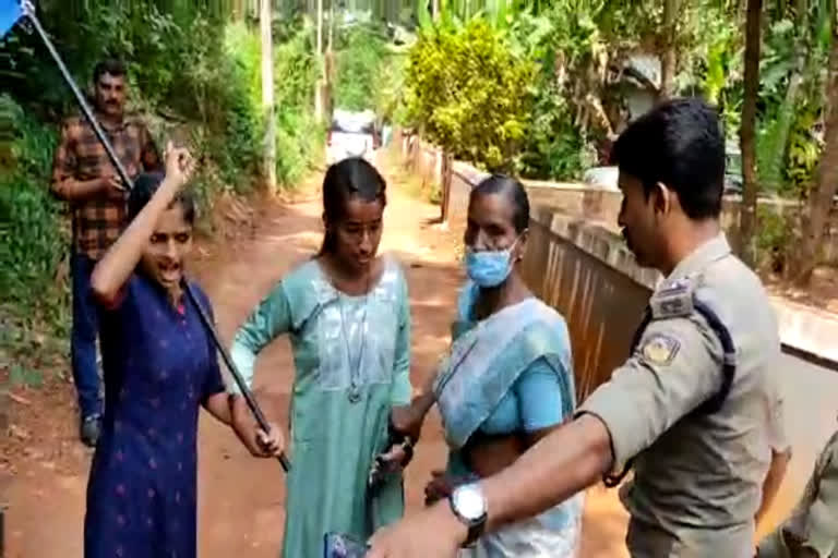 ksu protest kannur  ksu protest against vc gopinath raveendran  police seek help of a pedestrian woman  ksu leaders custody  കെഎസ്‌യു നടത്തിയ പ്രതിഷേധം  വിസി ഡോ ഗോപിനാഥ് രവീന്ദ്രനെതിരെ പ്രതിഷേധം  വനിത പ്രവർത്തകരെ പിടികൂടാൻ വഴിയാത്രിക  പ്രതിഷേധക്കാരെ നേരിടാൻ അയൽക്കാരിയെ ഏൽപ്പിച്ചു  പൊലീസ് ഉദ്യോഗസ്ഥർ  വനിത പ്രതിഷേധക്കാരെ നേരിടാൻ വഴിയാത്രിക  വഴിയാത്രികയോട് സഹായം തേടി പൊലീസ്  വനിത പ്രതിഷേധക്കാരെ പിടികൂടാൻ വഴിയാത്രിക