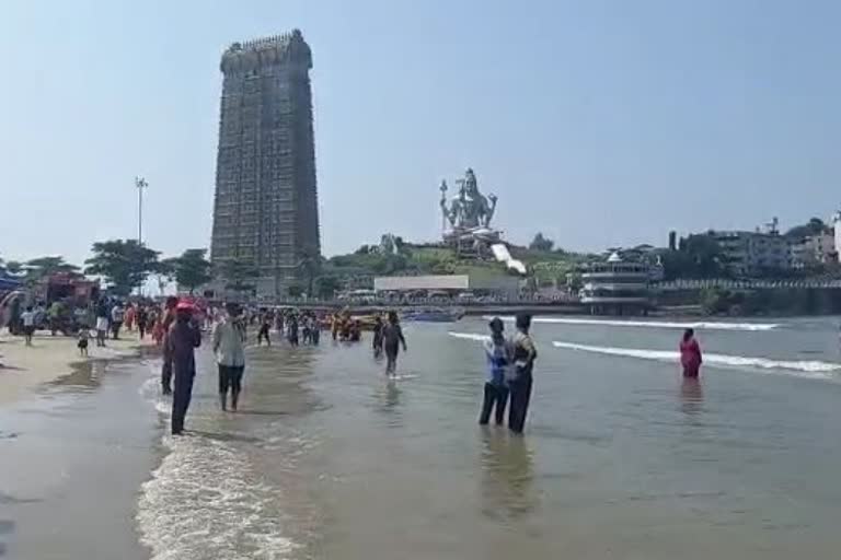 Tourists flock to Murudeshwar on weekend