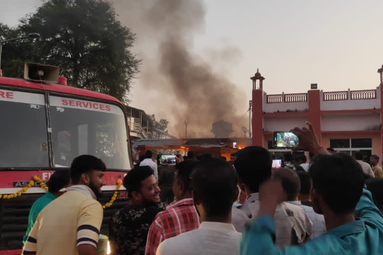 Fire in tea stall in Baran railway station