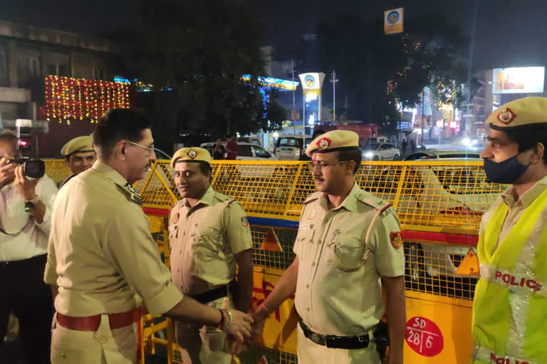 दिपावली पर गस्त कर रहे पुलिसकर्मियों से मिले दिल्ली पुलिस कमिश्नर