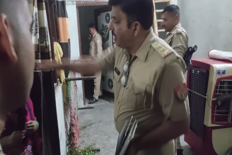 शव को बोरे में भरकर गैलरी में फेंका