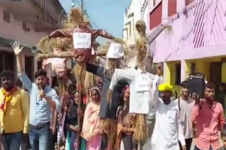 Displaced people burnt effigies in Bokaro