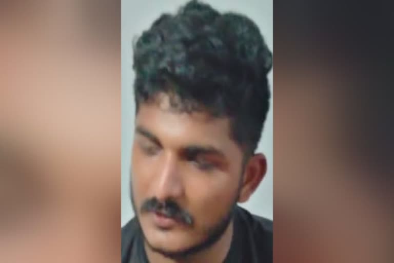 Palakkad  youth arrested in ganja case in Palakkad  ganja case in Palakkad  കഞ്ചാവുമായി കുളത്തില്‍ ചാടി യുവാവ്  കഞ്ചാവ് പാലക്കാട്  കഞ്ചാവ് വാര്‍ത്തകള്‍  പാലക്കാട് ജില്ല വാര്‍ത്തകള്‍  kerala news updates  latest news in Palakkad  kerala news updates