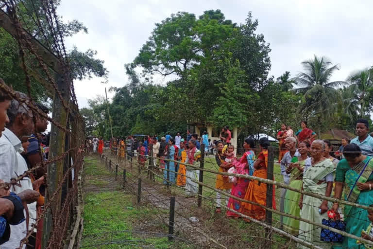 Indian Citizen meet with Bangladeshi Relatives at Kuchlibari Border of Cooch Behar after Kali Puja 2022