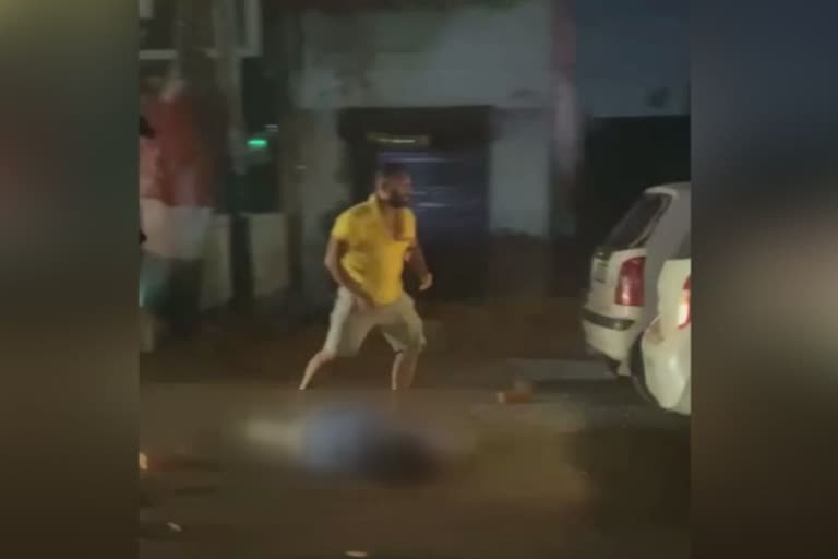 Ghaziabad  Man smashed by brick and kills  Man smashed by brick and kills Viral Video  Uttar pradesh  മര്‍ദിച്ച് അവശനാക്കി  തലയില്‍ ഇഷ്‌ടിക കൊണ്ടിടിച്ച് കൊലപ്പെടുത്തി  ഗാസിയാബാദില്‍  പൊലീസ്  ഗാസിയാബാദ്  ഉത്തര്‍ പ്രദേശ്‌  ജ്വാലി  ഇഷ്‌ടിക