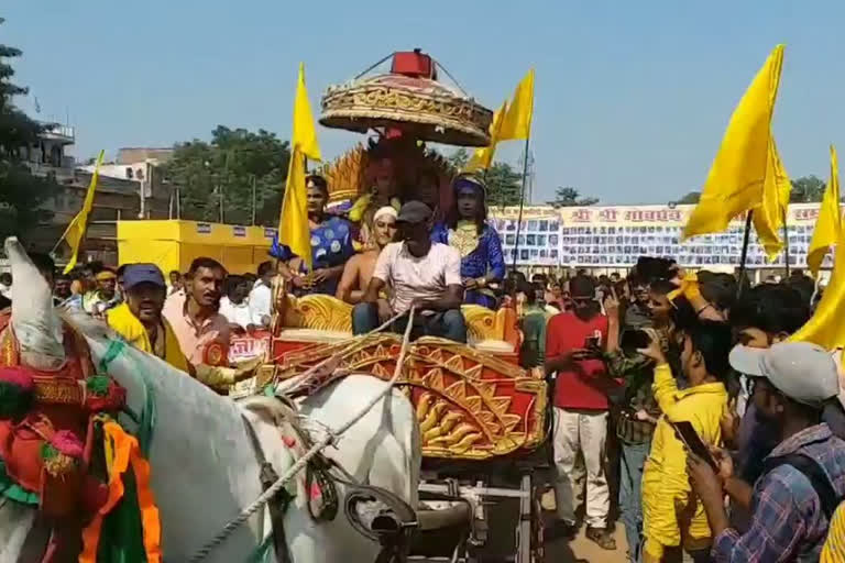 गोवर्धन पूजा पर निकाली गई झांकी