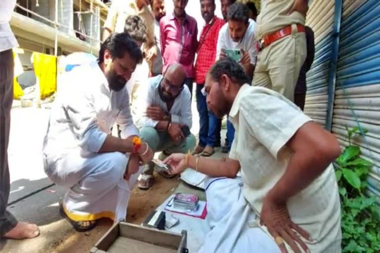 ಗಿಣಿ ಶಾಸ್ತ್ರದವರಿಂದ ಶಾಸ್ತ್ರ ಕೇಳಿದ ಸಿಟಿ ರವಿ