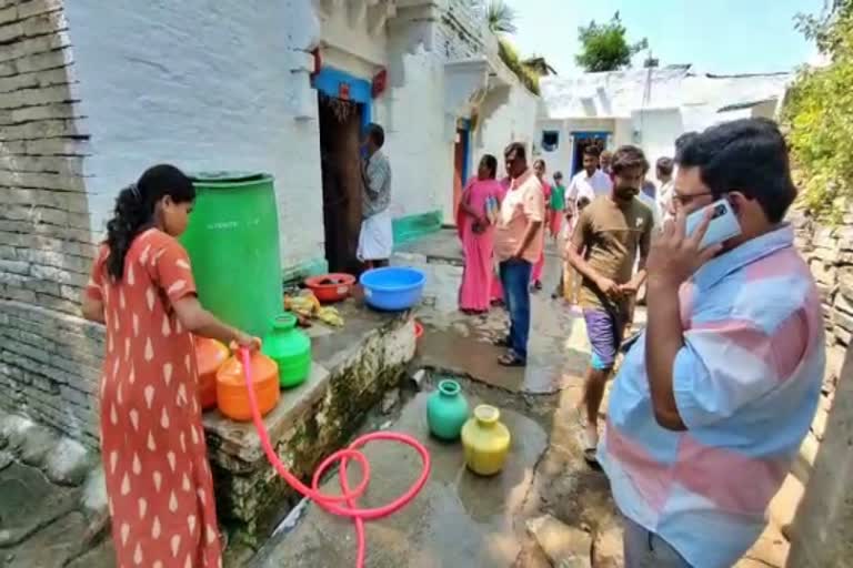 ಯಾದಗಿರಿಯ ಹೋತಪೇಟ್ ಗ್ರಾಮದಲ್ಲಿ ಕುಡಿಯುವ ನೀರು ಹಿಡಿಯುತ್ತಿರುವುದು