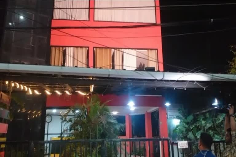 Kochi  Kundannoor Bar Shoot  Bar Shoot by two person gang  Kochi Bar restaurant shoot by two person gang  Police started investigation  കൊച്ചി  കൊച്ചിയിലെ ബാര്‍ ഹോട്ടലില്‍ വെടിവെയ്‌പ്പ്  വെടിവെയ്‌പ്പ്  ബാറുടമ  അന്വേഷണം ആരംഭിച്ച് പൊലീസ്  പൊലീസ്  കുണ്ടന്നൂരിലെ ബാര്‍ ഹോട്ടലില്‍ വെടിവെയ്‌പ്പ്  മരട് പൊലീസ്  ബാർ