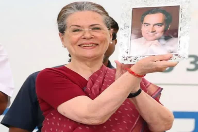 priyanka gandhi tribute instagram post to sonia  priyanka gandhi  tribute instagram post to sonia  sonia gandhi with rajiv gandhi pic  Mallikarjun Kharge  I know you did it all for love  framed photograph of Rajiv Gandhi  national news  malayalam news  മലയാളം വാർത്തകൾ  ദേശീയ വാർത്തകൾ  നിങ്ങൾ ഇതെല്ലാം സ്നേഹത്തിനായാണ് ചെയ്‌തത്  സോണിയ ഗാന്ധി  പ്രിയങ്ക ഗാന്ധി  സോണിയ ഗാന്ധിക്ക് സ്‌നേഹാദരവുമായി പ്രിയങ്ക ഗാന്ധി  പ്രിയങ്ക ഗാന്ധി ഇൻസ്‌റ്റഗ്രാം പോസ്‌റ്റ്  രാജീവ് ഗാന്ധിയുടെ ഫ്രെയിം ചെയ്‌ത ഫോട്ടോ  രാജീവ് ഗാന്ധിയുടെ ഫോട്ടോയുമായി നിൽക്കുന്ന സോണിയ