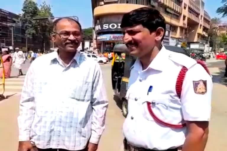 bag-returned-by-honest-traffic-police-in-hubballi