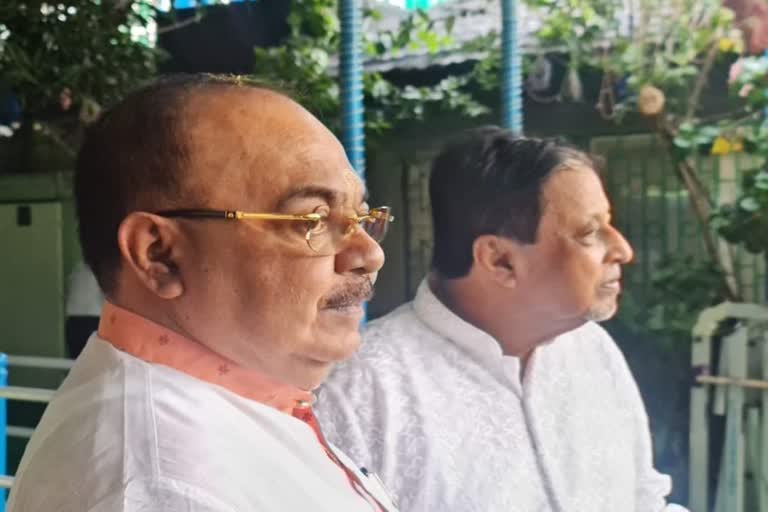 Mamata Banerjee asks Mukul Roy and Sovan Chatterjee to be active in politics during Bhai Phonta 2022
