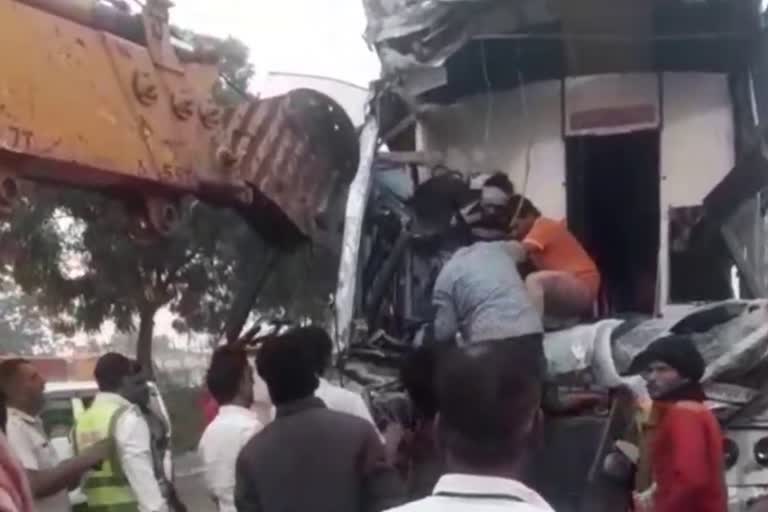 Dumper and bus collide in Gurugram
