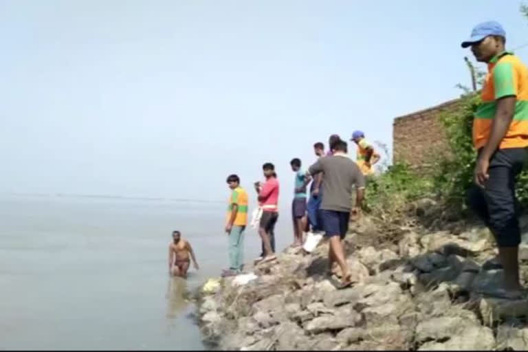 गंगा स्नान के दौरान दो लड़की गंगा के तेज धार में समाई