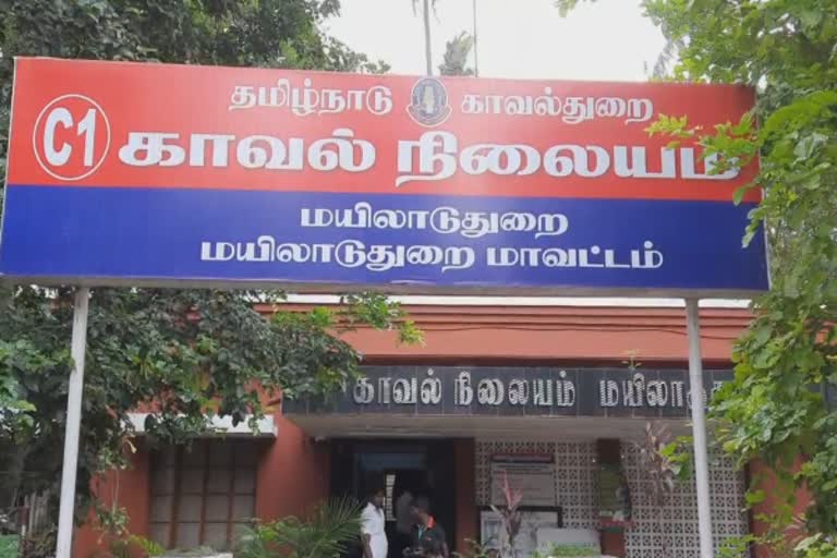 இளம்பெண்ணை தாக்கியதாக காவல் ஆய்வாளார் உள்பட 5 பேர் மீது வழக்குப்பதிவு