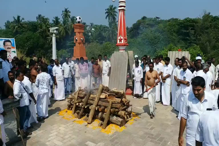 satheeshan pacheni cremation in payyambalam beach  satheeshan pacheni cremation  satheeshan pacheni dies  payyambalam beach cremation  സതീശൻ പാച്ചേനിക്ക് വിട  സതീശൻ പാച്ചേനി  സതീശൻ പാച്ചേനി മൃതദേഹം പയ്യാമ്പലത്ത് സംസ്‌കരിച്ചു  സതീശൻ പാച്ചേനി അന്തരിച്ചു  കണ്ണൂർ ഡിസിസി ഓഫിസ്