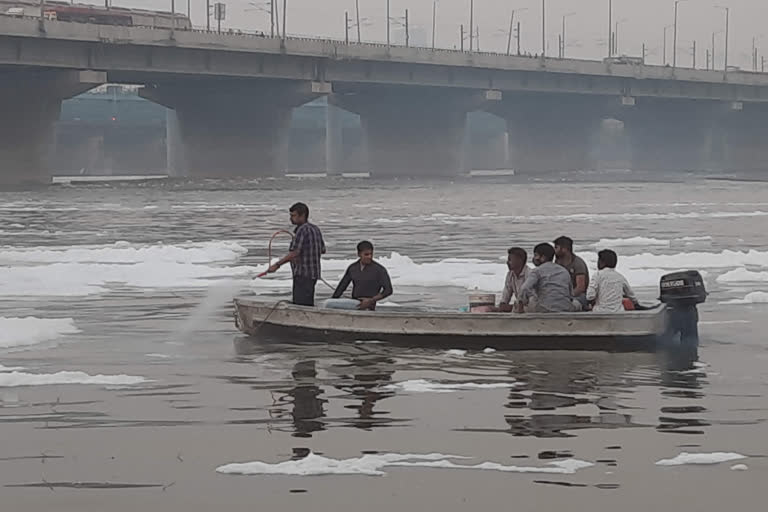 यमुना में झाग को कम करने के लिए किया जा रहा है स्प्रे