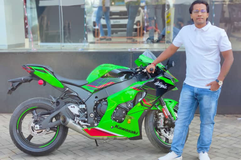 21 lakh rupees bike.. The young man took out a procession in Kolhapur