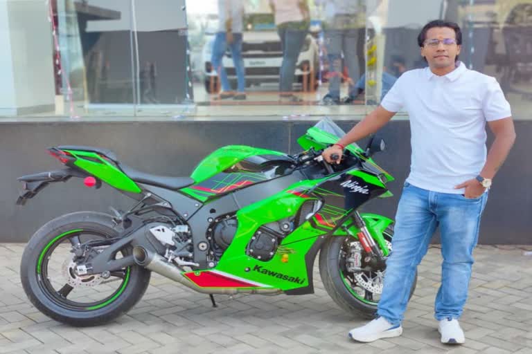 Kawasaki Ninja  Kolhapur  Young man makes procession  Maharashtra  luxury bike  ലക്ഷങ്ങള്‍ വിലമതിക്കുന്ന ബൈക്ക്  ഘോഷയാത്ര  താലപ്പൊലി  മഹാരാഷ്‌ട്ര  കോലാപൂരില്‍  കോലാപൂര്‍  ഇരുപത്തിയൊന്ന് ലക്ഷം രൂപ  സ്വീകരണ പരിപാടി  രാജേഷ് ചൗഗ്ലെ  രാജേഷ്  കവാസാക്കി നിഞ്ച  കവാസാക്കി  നിഞ്ച