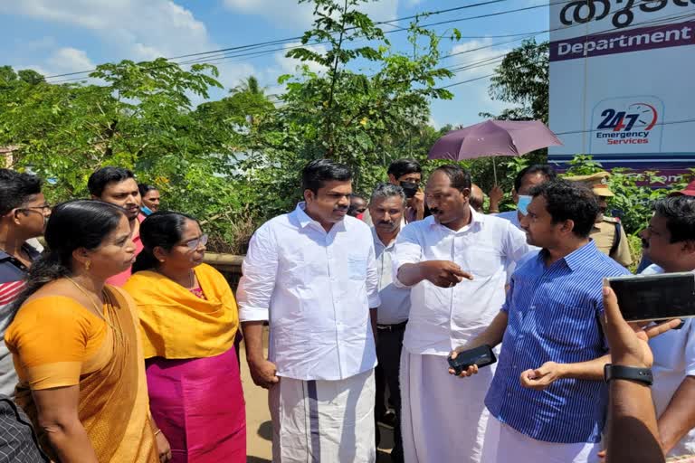 pta bridge  Pathanapuram kallumkadavu bridge collapse update  പത്തനാപുരം കല്ലുകടവ് പാലം തകര്‍ച്ച  ജനീഷ്‌ കുമാര്‍ എംഎല്‍എ  പത്തനംതിട്ട വാര്‍ത്തകള്‍  പത്തനംതിട്ട ജില്ല വാര്‍ത്തകള്‍  പത്തനംതിട്ട പുതിയ വാര്‍ത്തകള്‍  kerala news updates  latest news in kerala  അപ്രോച്ച് റോഡ്  അപ്രോച്ച് റോഡ് തകര്‍ച്ച