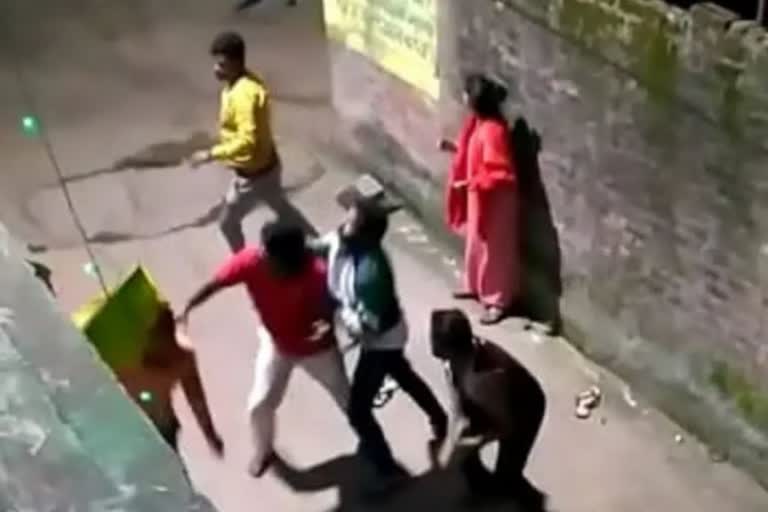 Two families come to fight in Ranchi  Two families come to blows in Ranchi  സ്വത്ത് തർക്കത്തെ തുടർന്ന് സംഘർഷം  സ്വത്ത് തർക്കത്തെ തുടർന്ന് വെടിവയ്‌പ്പ്  ദേശീയ വാർത്തകൾ  മലയാളം വാർത്തകൾ  സ്വത്ത് തർക്കം  സ്വത്ത് തർക്കത്തിന്‍റെ ദൃശ്യങ്ങൾ  സർദാർ പൊലീസ്‌ സ്‌റ്റേഷൻ  Sardar Police Station area  people are seen hitting and thrashing one another  clash that erupted between two families  property dispute