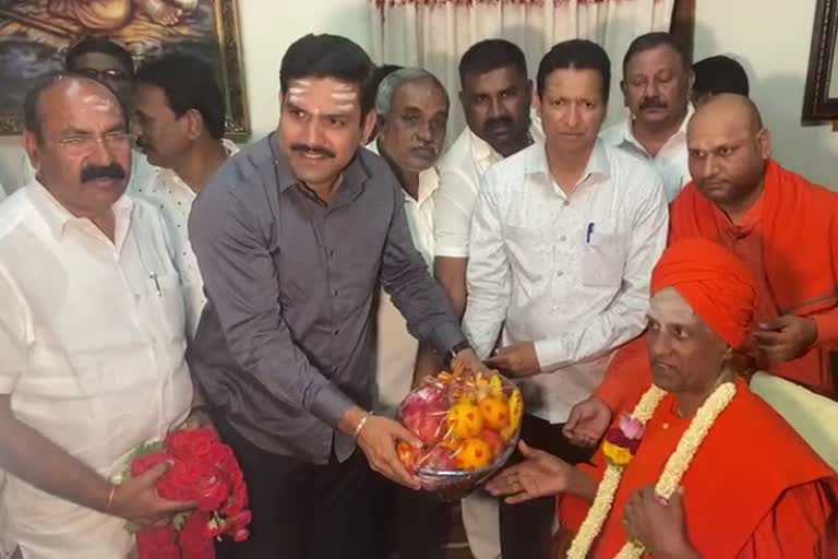 B Y Vijayendra taken blessings from Siddalinga Swamiji