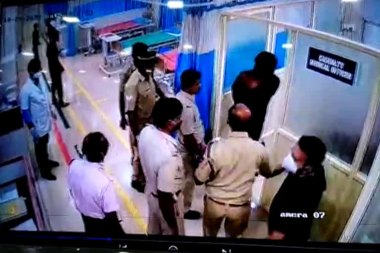 ganja case accuse make nuisence in kannur hospital  ganja seized in kannur  ganja case in kannur  ganja case accuse make nuisence in hospital  ആശുപത്രിയിൽ കഞ്ചാവ് കേസ് പ്രതിയുടെ പരാക്രമം  കഞ്ചാവ് കേസ് പ്രതി  കഞ്ചാവ് കേസ് പ്രതി കണ്ണൂർ  കണ്ണൂർ ജില്ല ആശുപത്രി അത്യാഹിത വിഭാഗത്തിൽ പരാക്രമം  ആശുപത്രിയിൽ ആക്രമണം നടത്തി കഞ്ചാവ് കേസ് പ്രതി  കണ്ണൂർ ജില്ല ആശുപത്രി  കാഷ്വാലിറ്റി വിഭാഗത്തിൽ ഭീകരാന്തരീക്ഷം  ഭീകരാന്തരീക്ഷം  ആശുപത്രിയിൽ ഭീകരാന്തരീക്ഷം  കഞ്ചാവ് കേസ് പ്രതി  കഞ്ചാവ് കേസ് പ്രതി കണ്ണൂർ ജില്ല ആശുപത്രി  കണ്ണൂർ ജില്ല ആശുപത്രി അത്യാഹിത വിഭാഗം