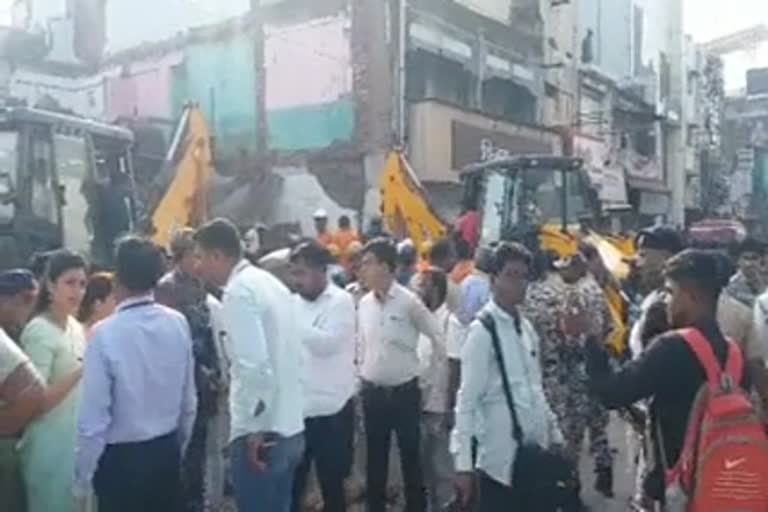five-people-died-after-an-old-building-collapsed-in-amravati