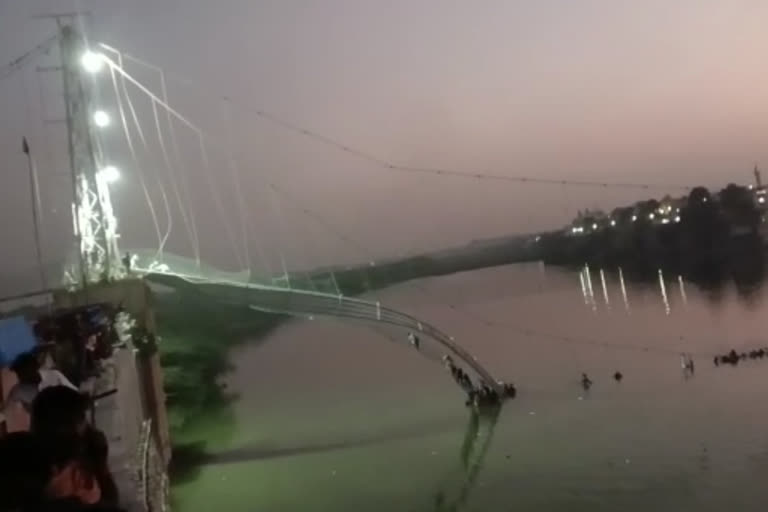 गुजरात के मोरबी में केबल ब्रिज टूटा