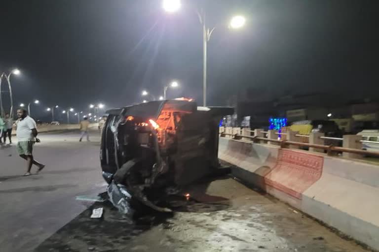 one dies in car collision in bhubaneswar public set fire on car