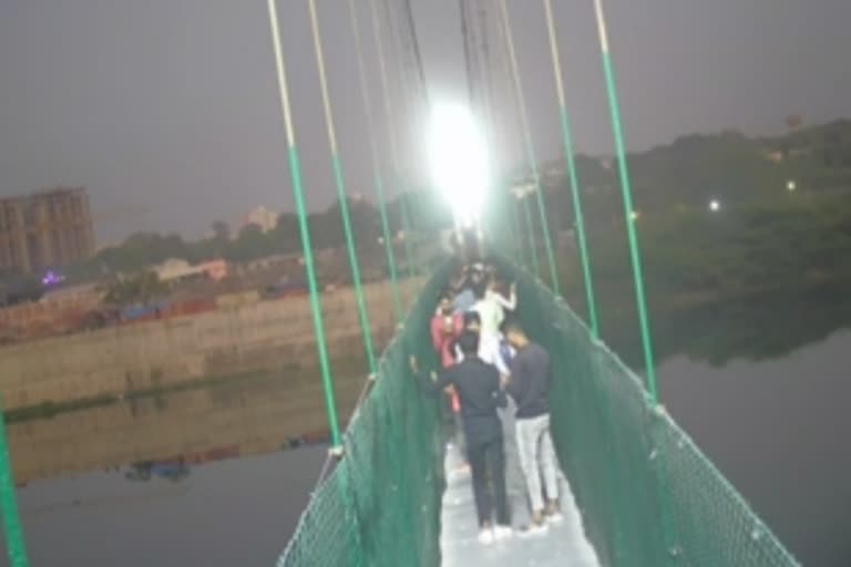 குஜராத் மோர்பி பாலம் அறுந்து விழுந்த காட்சி....