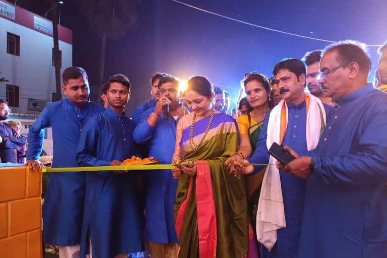 June Malia inaugurates Jagadhatri Puja in West Midnapore