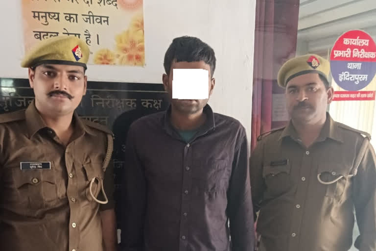 पुलिस गिरफ्त में मासूम के साथ रेप करने वाला.