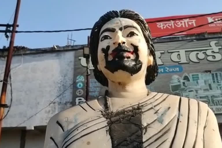 इंदिरा गांधी की प्रतिमा पर पोती कालिख