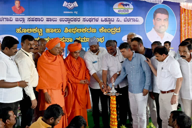 Nandini milk price revision very soon  KMF President Balachandra Jarakiholi  Hoolikatti Cooling Centre Foundation stone  Hoolikatti Cooling Centre Foundation function  ಶೀಘ್ರದಲ್ಲೇ ನಂದಿನಿ ಹಾಲಿನ ದರ ಪರಿಷ್ಕರಣೆ  ಕೆಎಂಎಫ್​ ಅಧ್ಯಕ್ಷ ಬಾಲಚಂದ್ರ ಜಾರಕಿಹೊಳಿ  ಕೆಎಂಎಫ್​ ಅಧ್ಯಕ್ಷ ಬಾಲಚಂದ್ರ ಜಾರಕಿಹೊಳಿ  ಪ್ರತಿಲೀಟರ್ ಹಾಲಿಗೆ 3 ರೂಪಾಯಿ ಹೆಚ್ಚಳ  ಕರ್ನಾಟಕ ಹಾಲು ಮಹಾಮಂಡಳಿ ಅಧ್ಯಕ್ಷ  ಬೆಳಗಾವಿ ಜಿಲ್ಲಾ ಸಹಕಾರ ಹಾಲು ಉತ್ಪಾದಕರ ಸಂಘಗಳ ಒಕ್ಕೂಟ  ಹೂಲಿಕಟ್ಟಿ ಶೀಥಲೀಕರಣ ಕೇಂದ್ರ  ವೀರರಾಣಿ ಕಿತ್ತೂರು ಚನ್ನಮ್ಮನ ಹೆಸರು ನಾಮಕರಣ