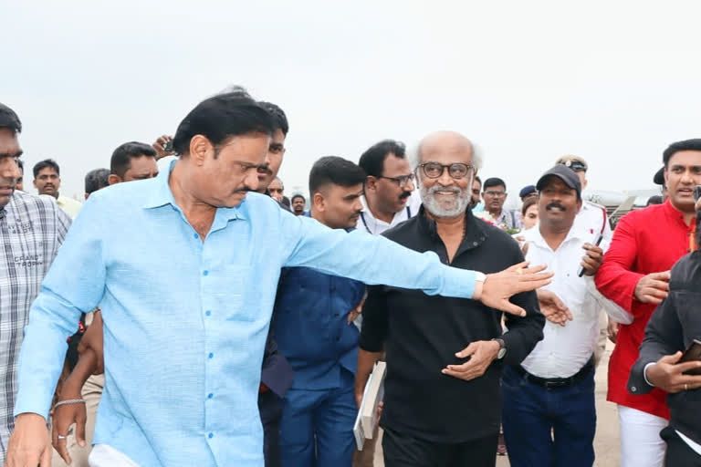 Actor Rajinikanth arrived  Rajinikanth arrived to Bangalore for Appu program  Karnataka Rajyotsava celebration  Kannada Rajyotsava award  Karnataka Ratna award to Puneeth Rajkumar  ಅಪ್ಪುಗೆ ಕರ್ನಾಟಕ ರತ್ನ ಪ್ರಶಸ್ತಿ  ಬೆಂಗಳೂರಿಗೆ ಬಂದಿಳಿದ ತಲೈವಾ  ಪವರ್ ಸ್ಟಾರ್ ಪುನೀತ್ ರಾಜ್‍ಕುಮಾರ್  ಕರ್ನಾಟಕ ರತ್ನ ಪ್ರಶಸ್ತಿ ಪ್ರದಾನ  ಸಮಾರಂಭಕ್ಕೆ ಬಹುಭಾಷಾ ನಟ ರಜನಿಕಾಂತ್  ಜೂನಿಯರ್ ಎನ್​ಟಿಆರ್ ಬೆಂಗಳೂರಿಗೆ  ಸೂಪರ್ ಸ್ಟಾರ್ ರಜನಿಕಾಂತ್  ವಿಧಾನಸೌಧದ ಮುಂಭಾಗ ಅದ್ದೂರಿ ಕಾರ್ಯಕ್ರಮ