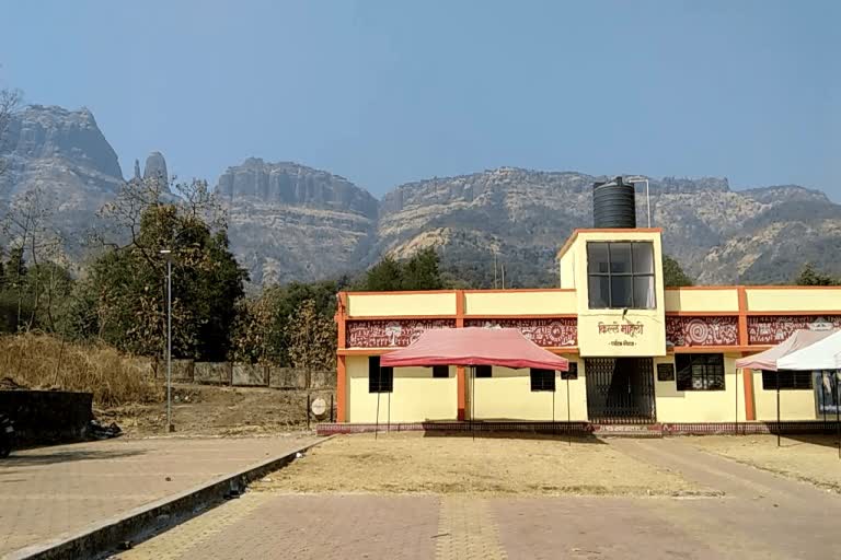 Tourists stuck at Mahuli Fort