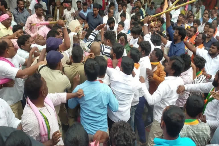 attack between BJP and Trs leaders in munugode