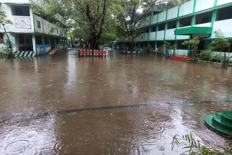 சென்னையில் பெய்து வரும் கனமழையால் குளம் போல் காட்சி அளிக்கும் பள்ளிகள்