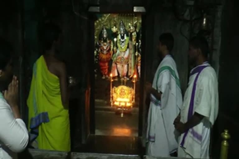 offer-prayers-in-kannada-at-kodandarama-temple-in-chikmagaluru