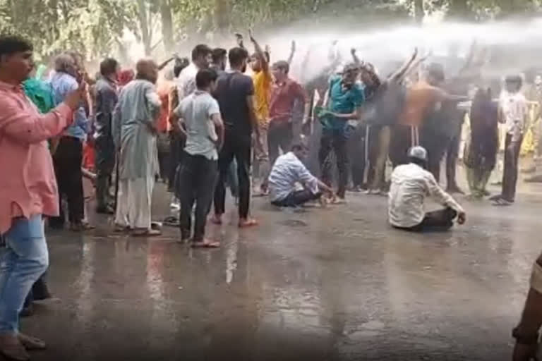 एनटीपीसी के गेट पर धरना प्रदर्शन