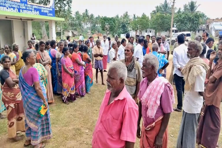 Gramasaba protest  Gramasaba meeting  pudukkottai Gramasaba meeting  pudukkottai news  pudukkottai latest news  சாலை மறியல்  கிராம சபை கூட்டத்தை புறக்கணித்த மக்கள்  கிராம சபை கூட்டம் புறக்கணிப்பு  கிராம சபை கூட்டம்  போராட்டம்  அடிப்படை வசதி வேண்டி போராட்டம்