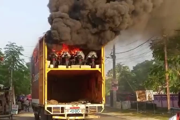 बाइक लोड ट्रक में लगी आग, मची अफरातफरी