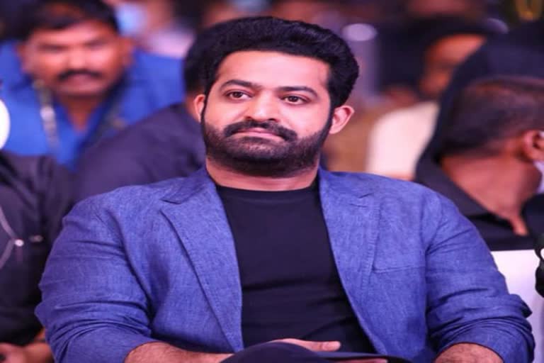 ntr-show-his-simplicity-at-karnataka-rajyotsava-event